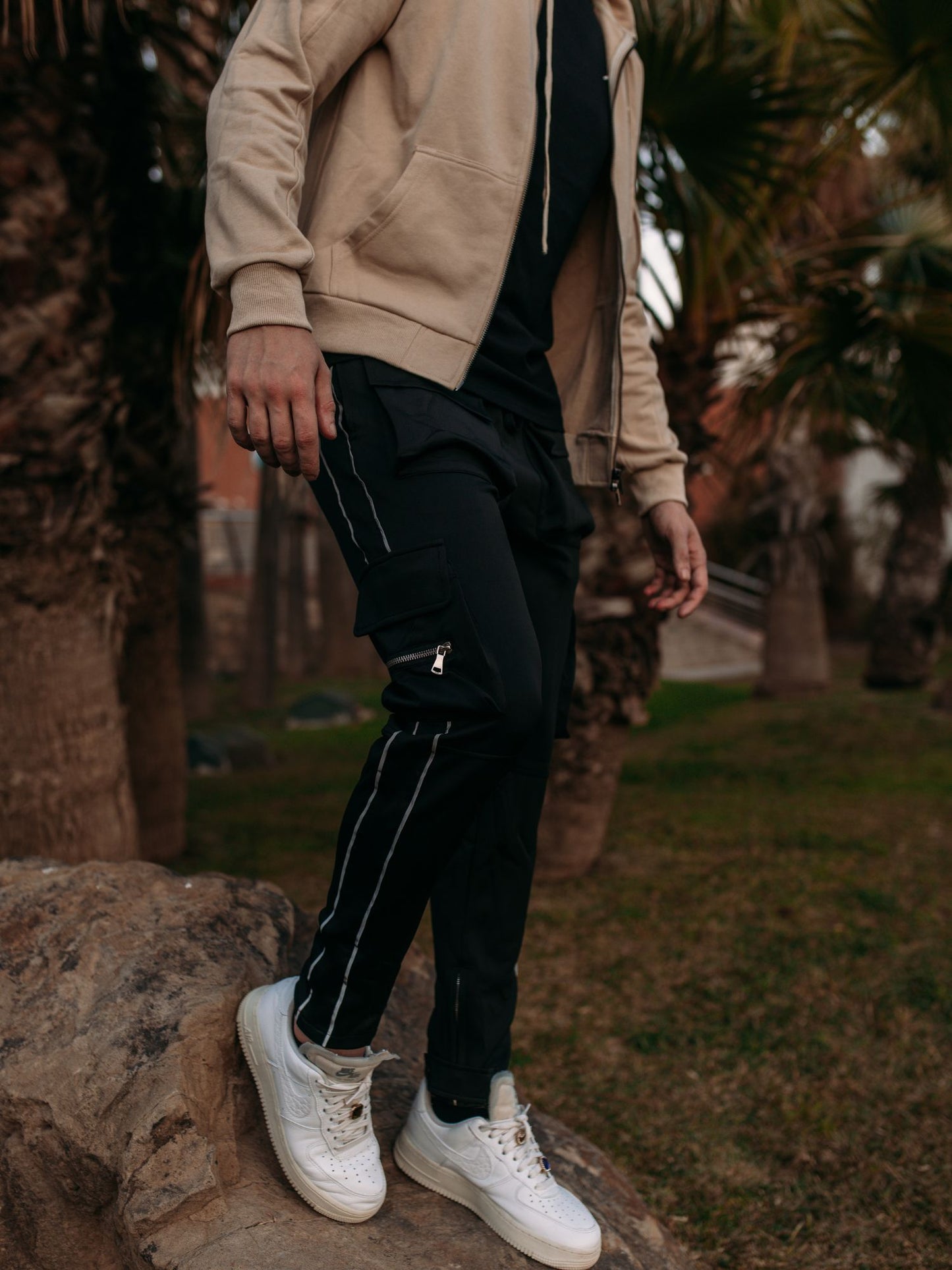 THE AGIS TRACK CARGO PANTS - BLACK